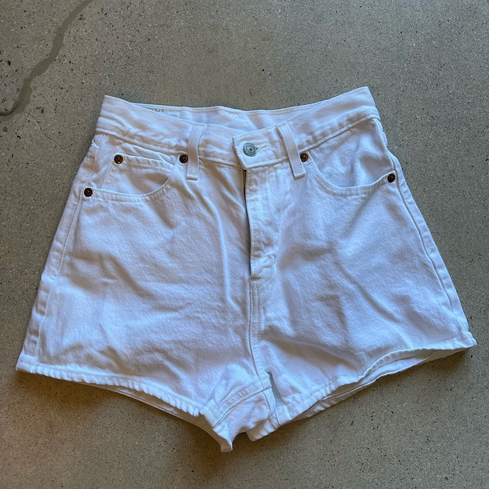 Note Levi's shorts